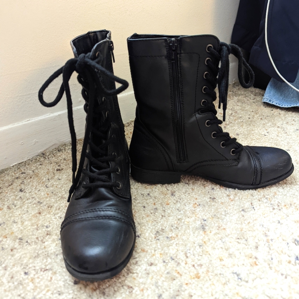 Black combat boots, Size 8